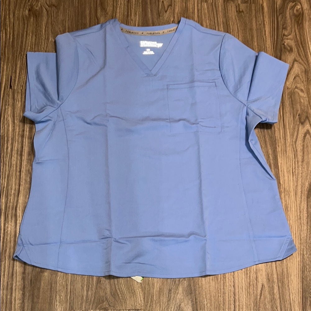 Fabletics Women's Vital 1-Pocket Scrub Top - MotionTech, Size 2X